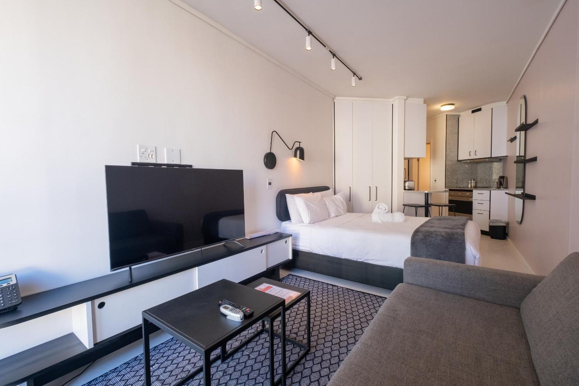 Flamingo 206: Sea Point Aprt Near Beaches Apartment *